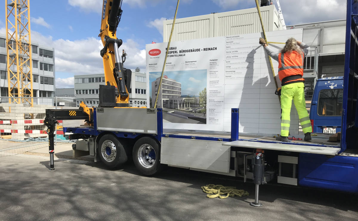 Baureklametafel hängend montiert | JOST Beschriftungen Liestal