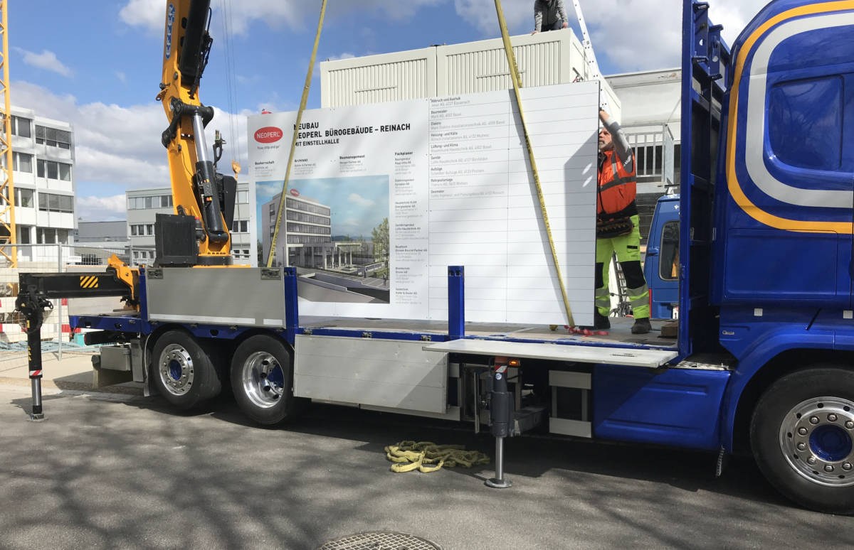 Baureklametafel hängend montiert | JOST Beschriftungen Liestal