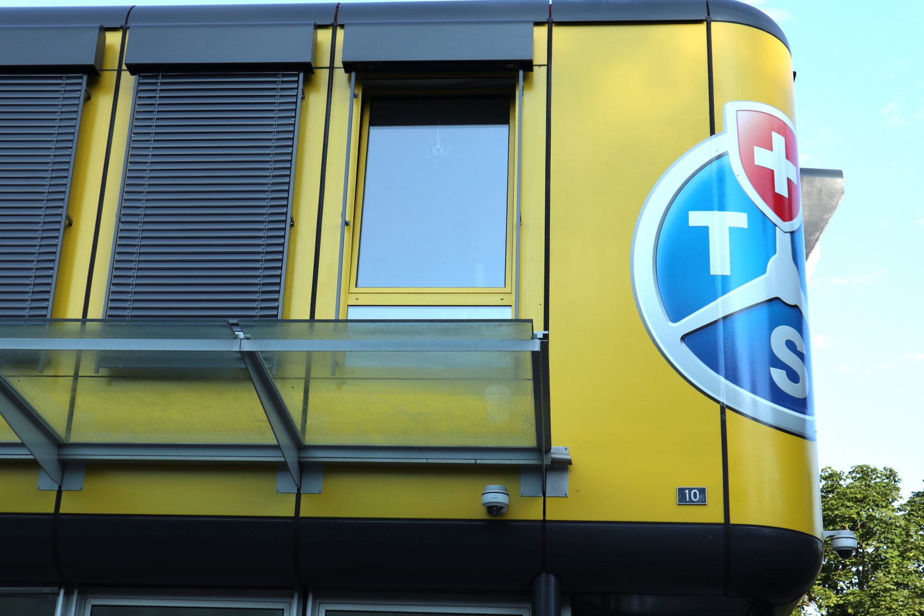 Fassaden Logo TCS Füllinsdorf | JOST Beschriftungen Liestal