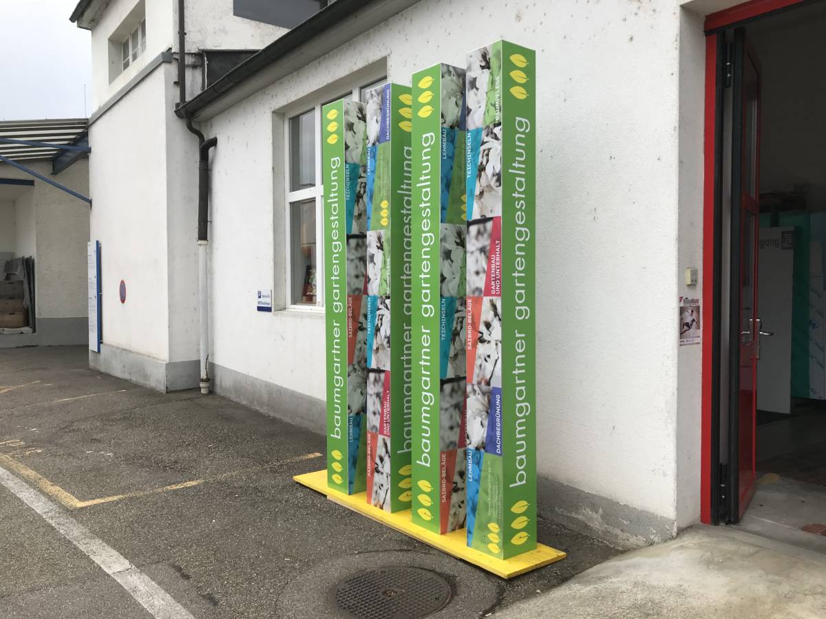 Werbe-Totem für Baumgartner  Gartengestaltung | JOST Beschriftungen Liestal
