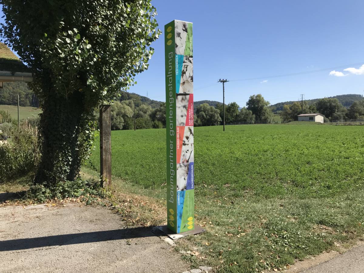 Werbe-Totem für Baumgartner  Gartengestaltung | JOST Beschriftungen Liestal