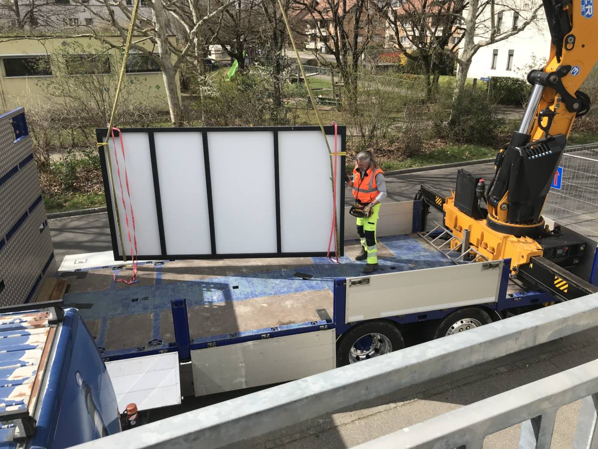 Baureklametafel hängend montiert | JOST Beschriftungen Liestal