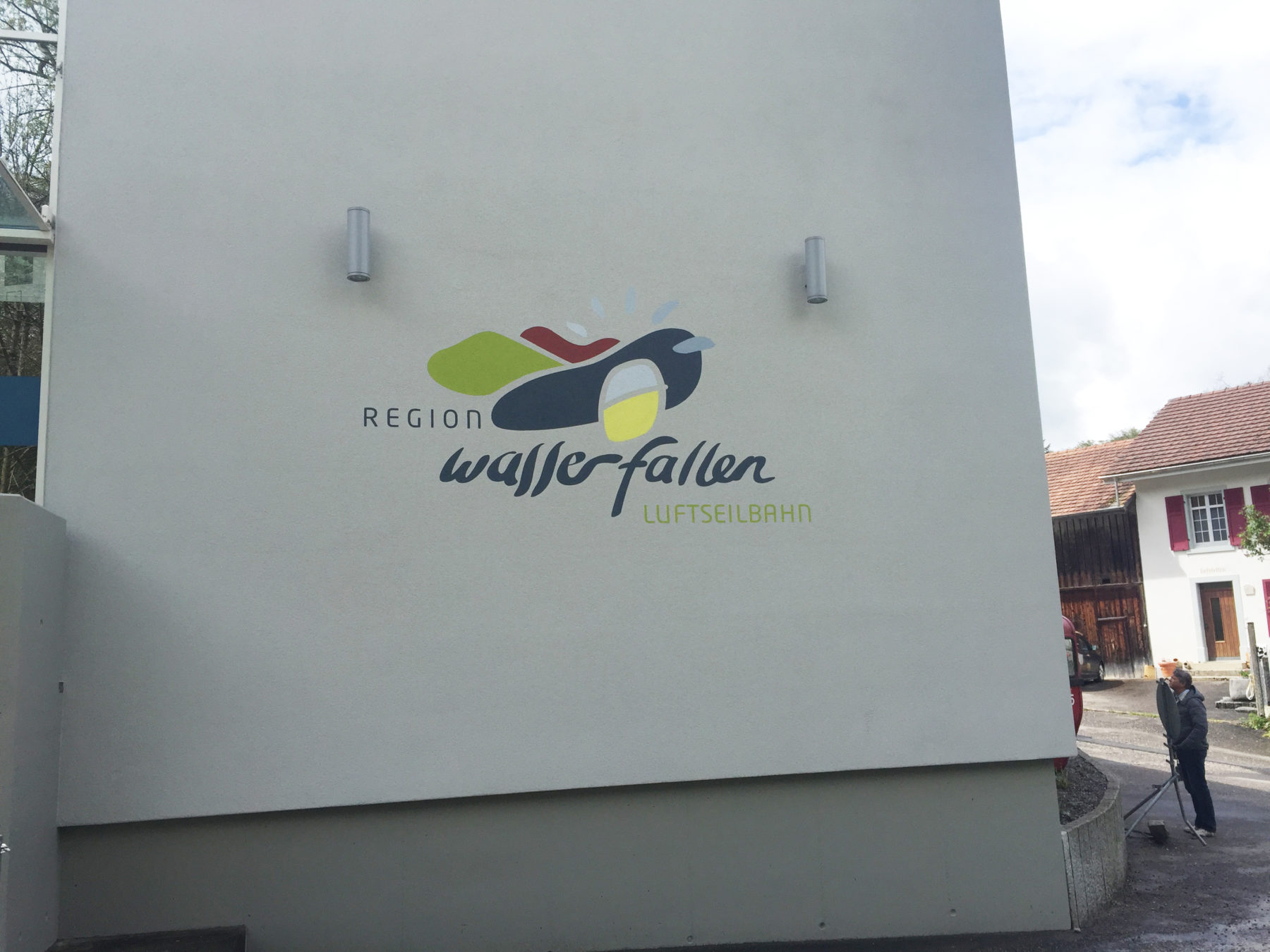 Mit Pinsel und Malstock | JOST Beschriftungen Liestal