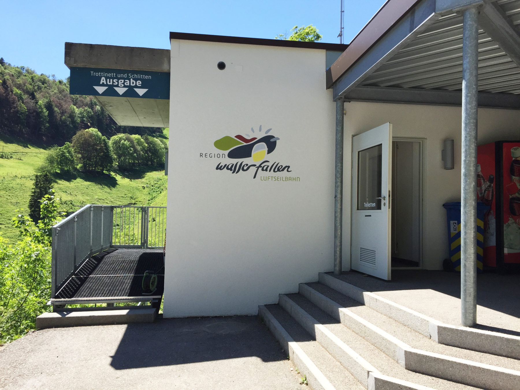 Mit Pinsel und Malstock | JOST Beschriftungen Liestal
